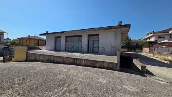locale commerciale in vendita a Cave