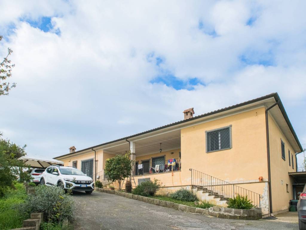 negozio in vendita a Cerveteri in zona Valcanneto