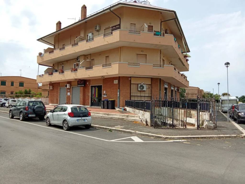 negozio in vendita a Cerveteri in zona Cerenova