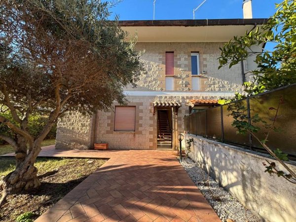 casa indipendente in vendita a Cerveteri in zona Cerenova