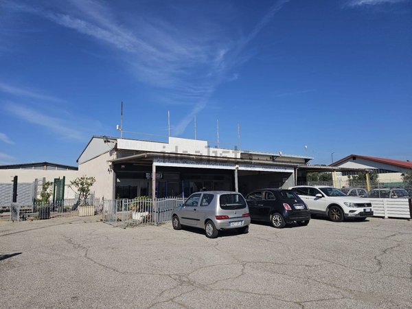 locale commerciale in vendita a Cerveteri