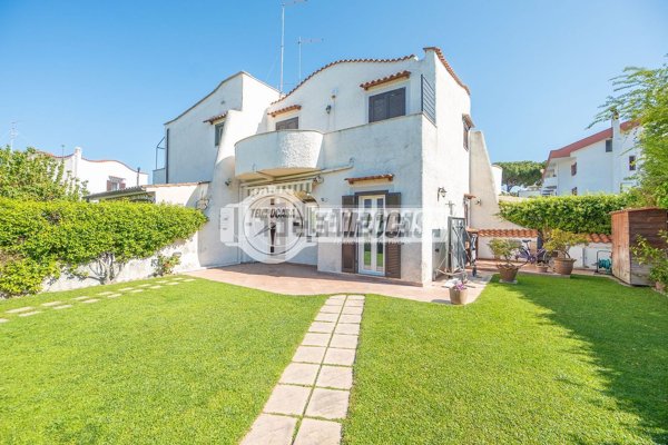 casa indipendente in vendita a Cerveteri in zona Cerenova