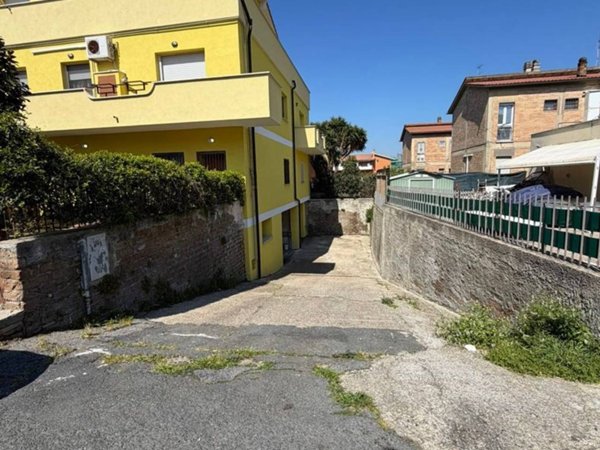 locale di sgombero in vendita a Cerveteri