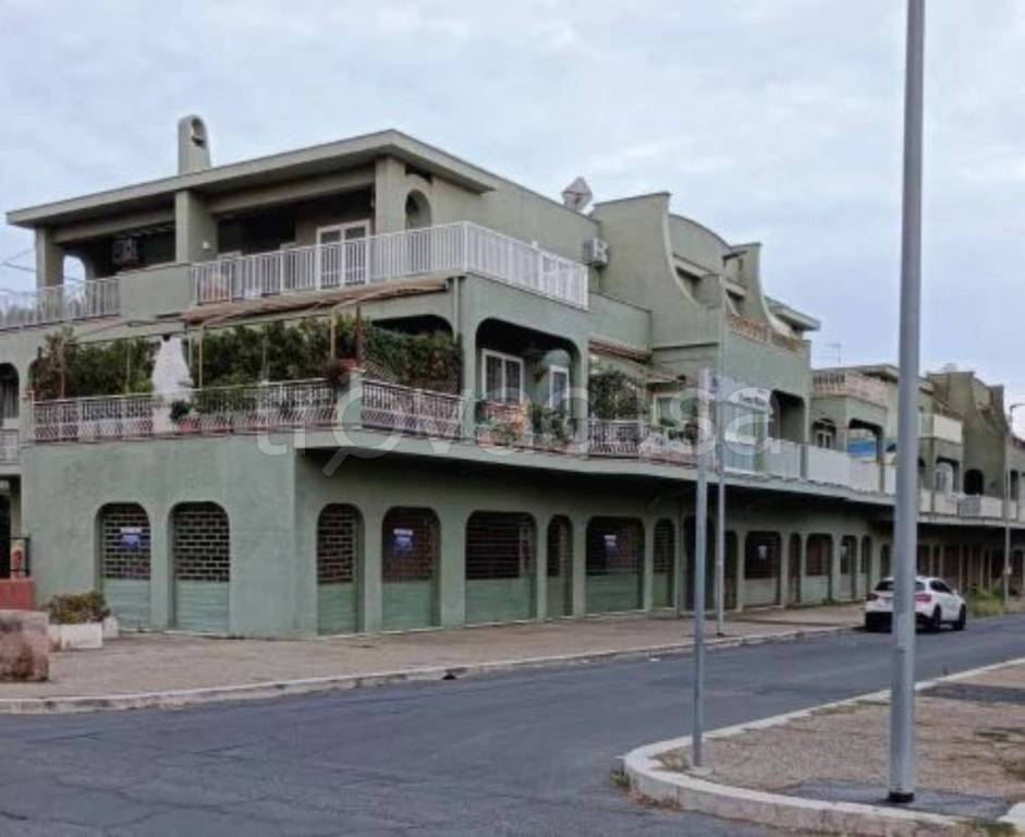 negozio in vendita a Cerveteri in zona Marina di Cerveteri