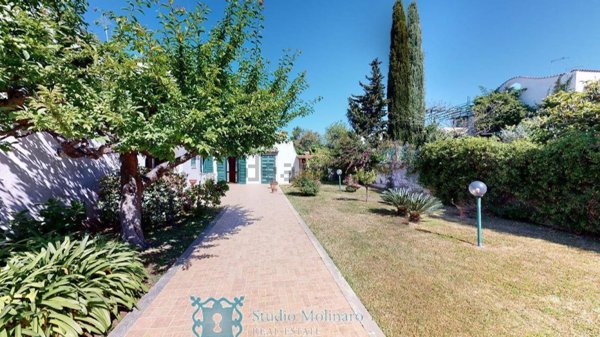 pentavano in vendita a Cerveteri in zona Marina di Cerveteri