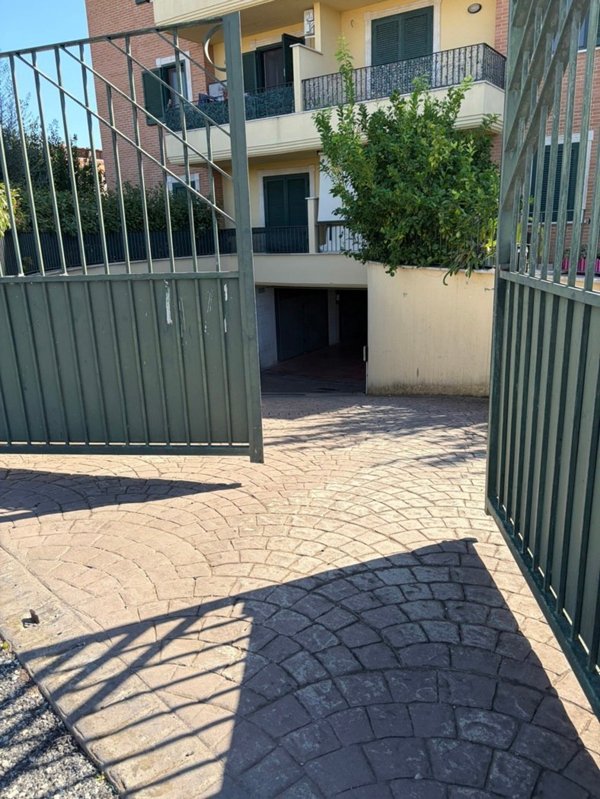 locale di sgombero in vendita a Cerveteri in zona Zambra