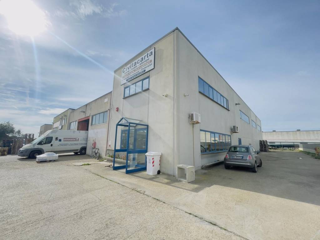 locale commerciale in vendita a Civitavecchia in zona Aurelia