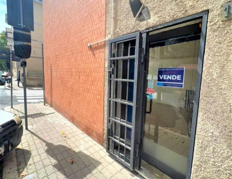 locale commerciale in vendita a Civitavecchia