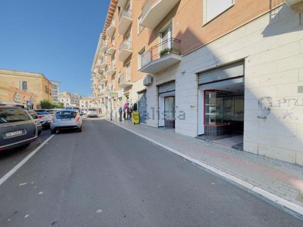 locale commerciale in vendita a Civitavecchia