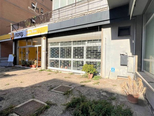 negozio in vendita a Civitavecchia
