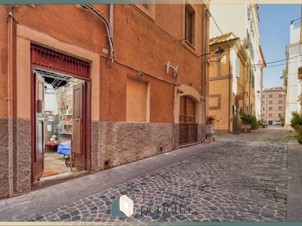 negozio in vendita a Civitavecchia