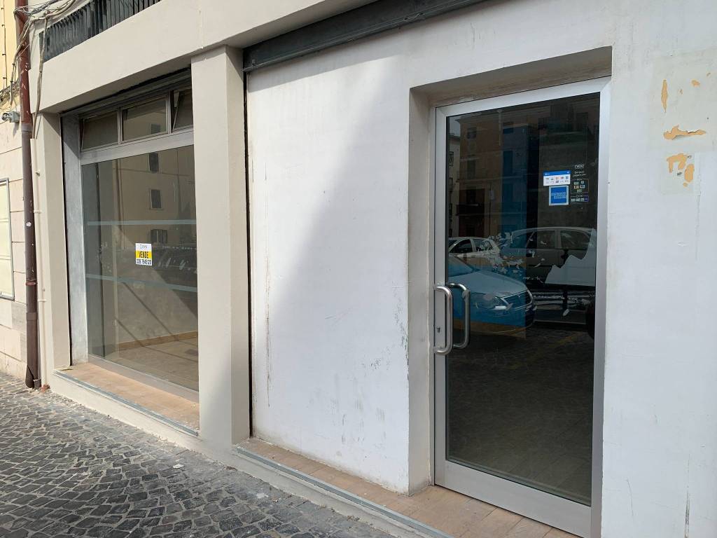 negozio in vendita a Civitavecchia