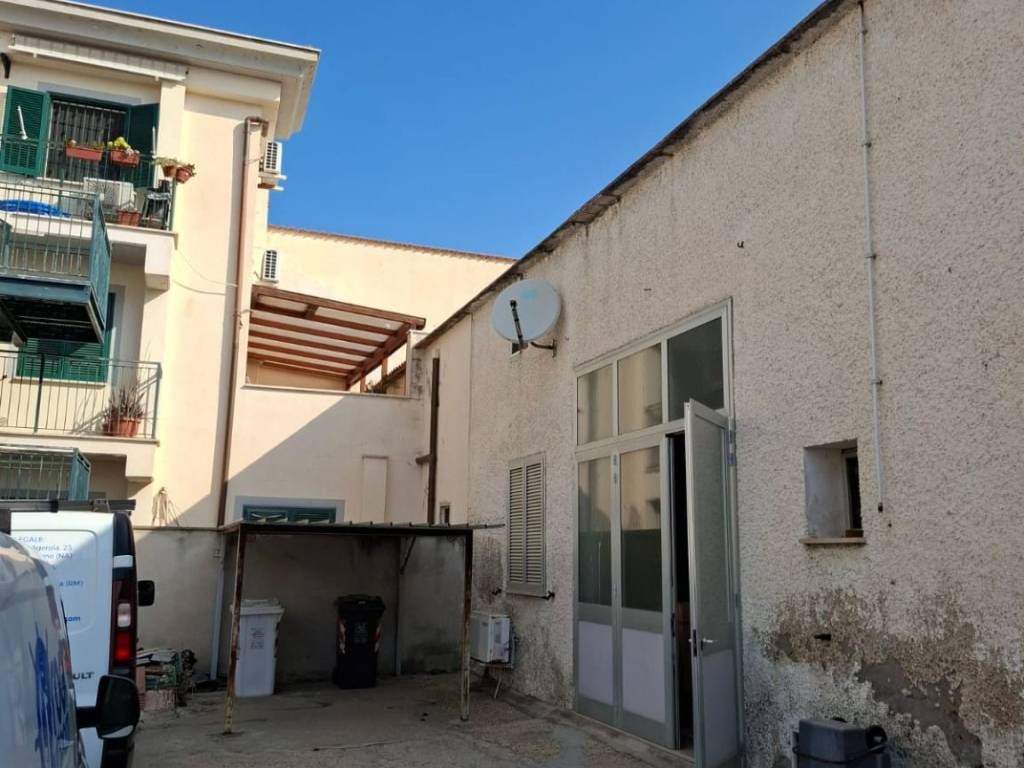 negozio in vendita a Civitavecchia