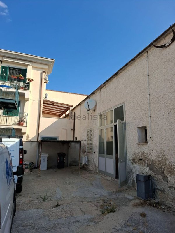 locale commerciale in vendita a Civitavecchia