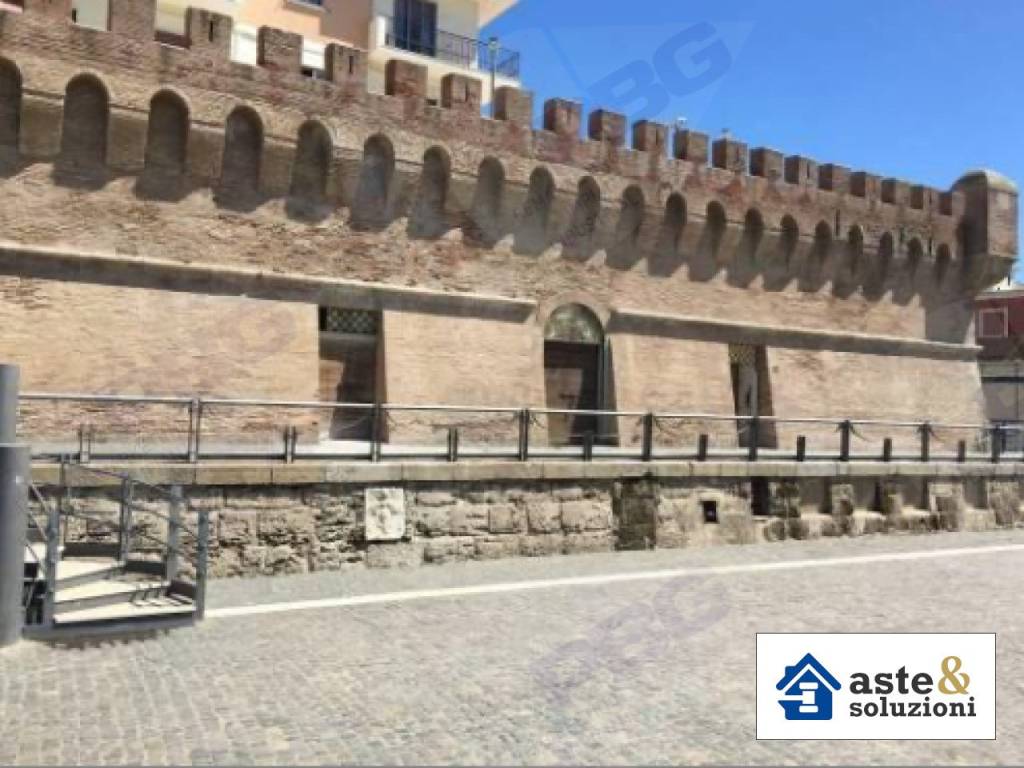 negozio in vendita a Civitavecchia