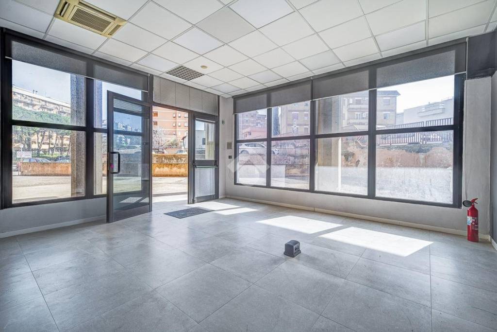 negozio in vendita a Civitavecchia