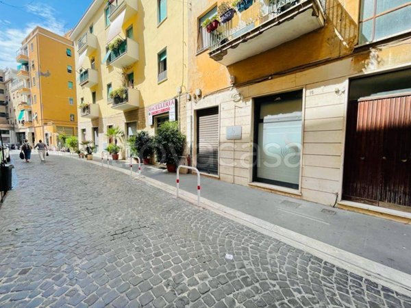 negozio in vendita a Civitavecchia