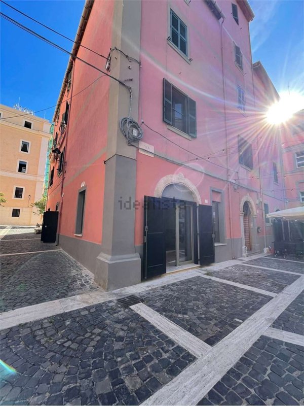 locale commerciale in vendita a Civitavecchia