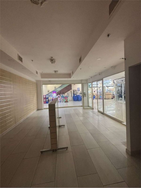 locale commerciale in vendita a Civitavecchia