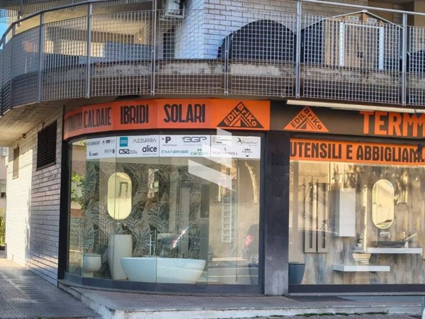 negozio in vendita a Civitavecchia