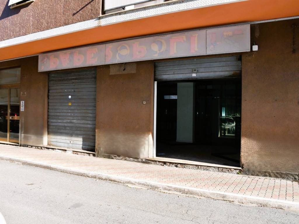 negozio in vendita a Civitavecchia