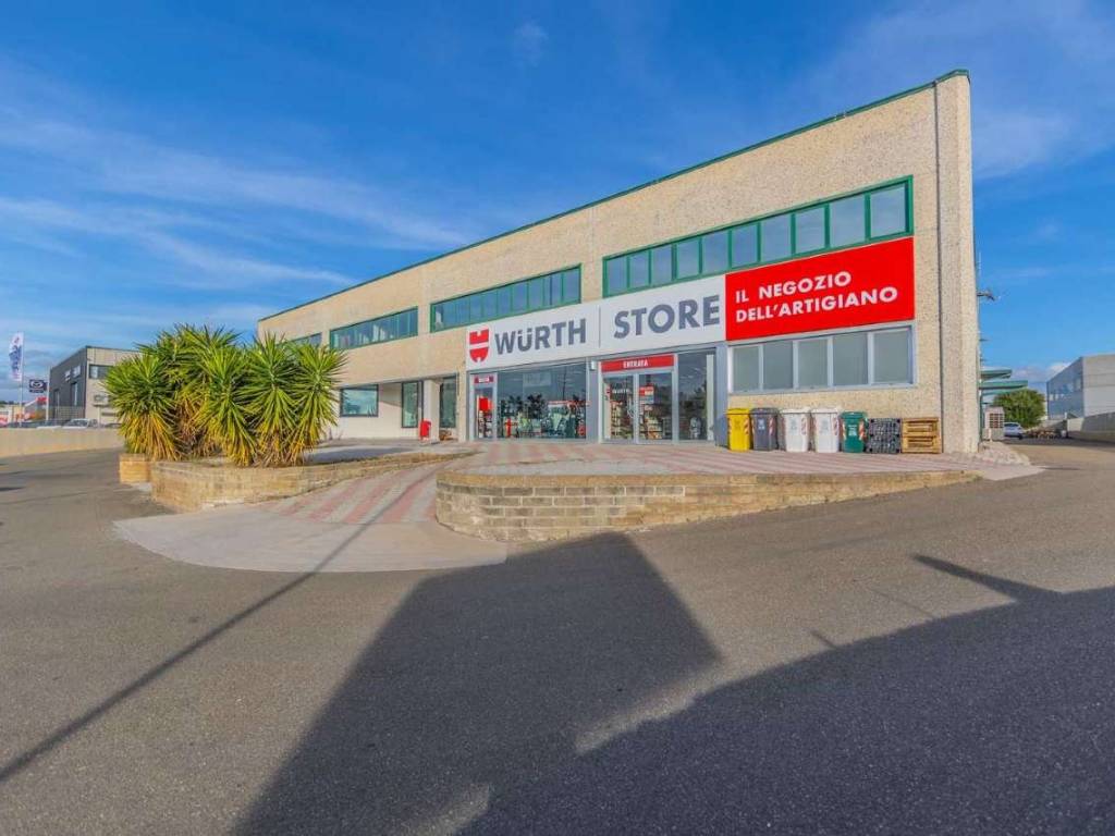 capannone in vendita a Civitavecchia in zona Aurelia