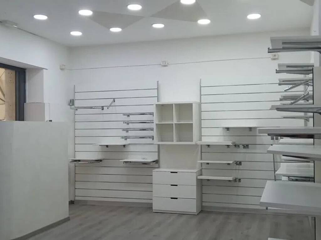 negozio in vendita a Civitavecchia