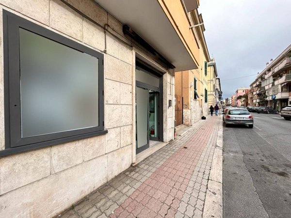 negozio in vendita a Civitavecchia