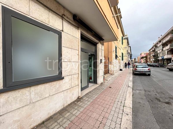 negozio in vendita a Civitavecchia in zona Aurelia