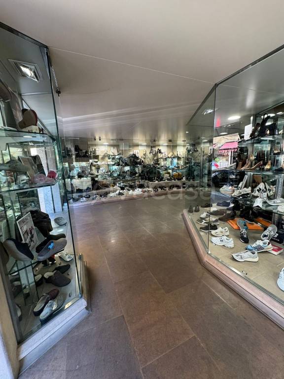 negozio in vendita a Civitavecchia