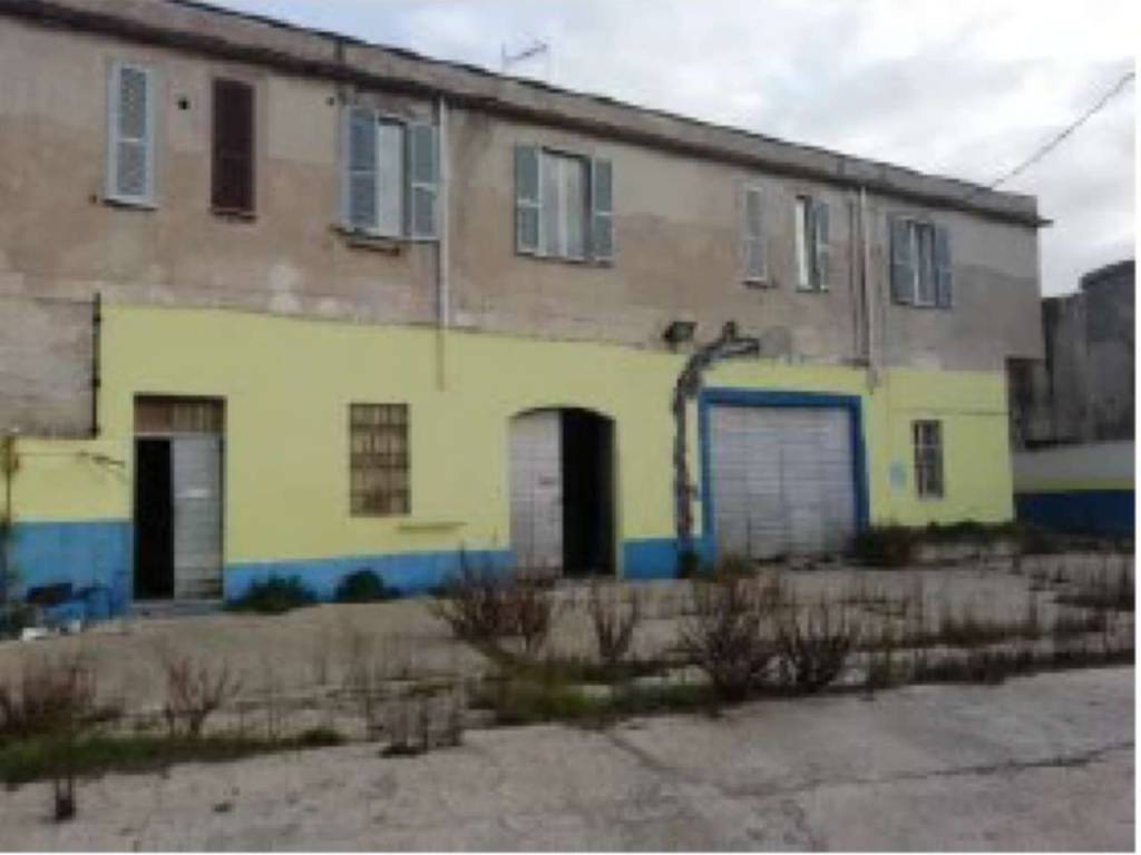 locale commerciale in vendita a Civitavecchia