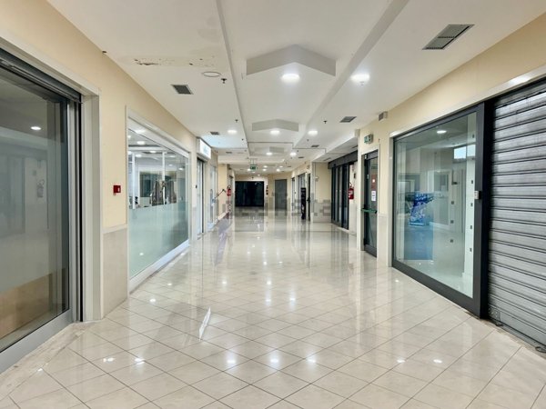 locale commerciale in vendita a Civitavecchia