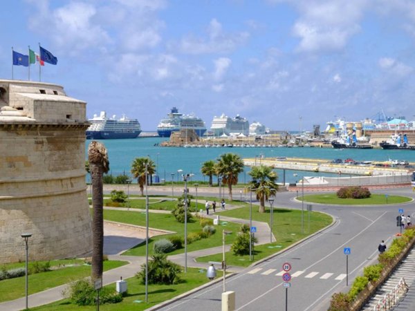 locale commerciale in vendita a Civitavecchia