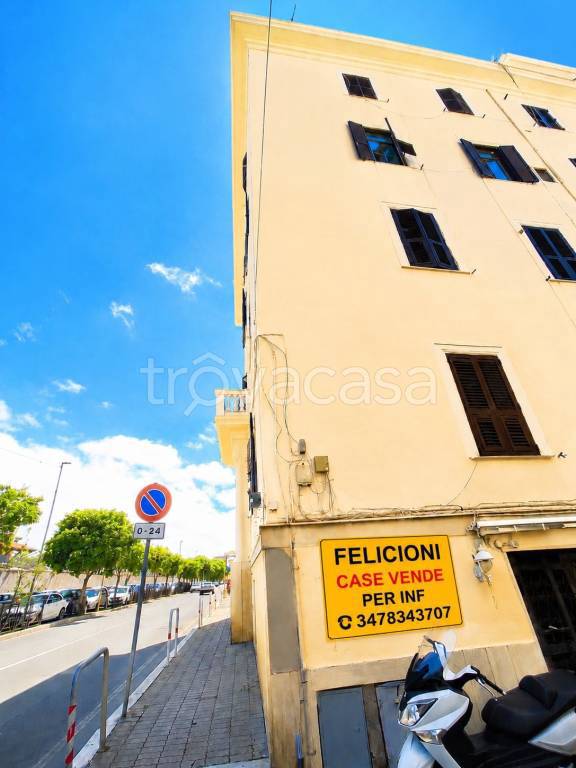 negozio in vendita a Civitavecchia