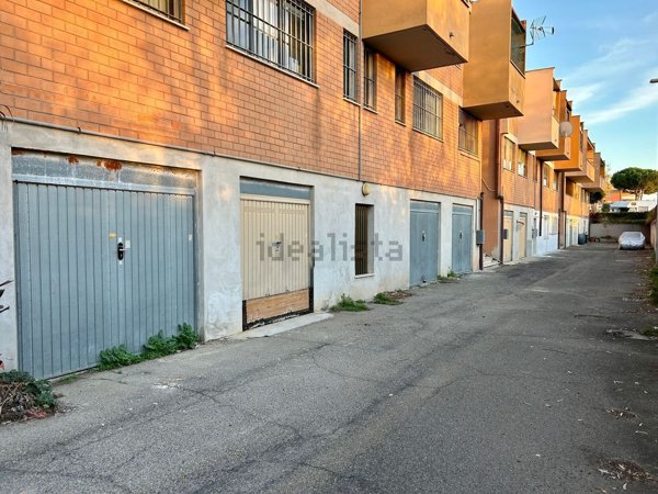 box auto in vendita a Civitavecchia in zona Aurelia