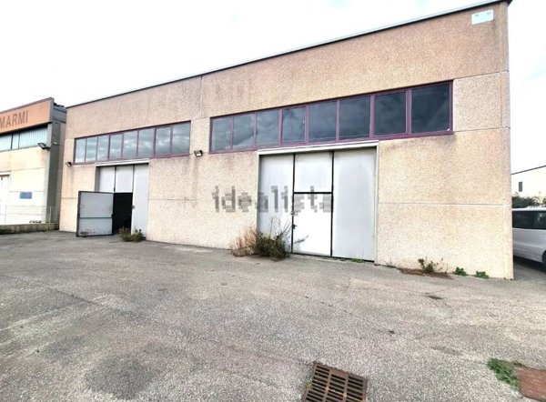 locale commerciale in vendita a Civitavecchia in zona Aurelia