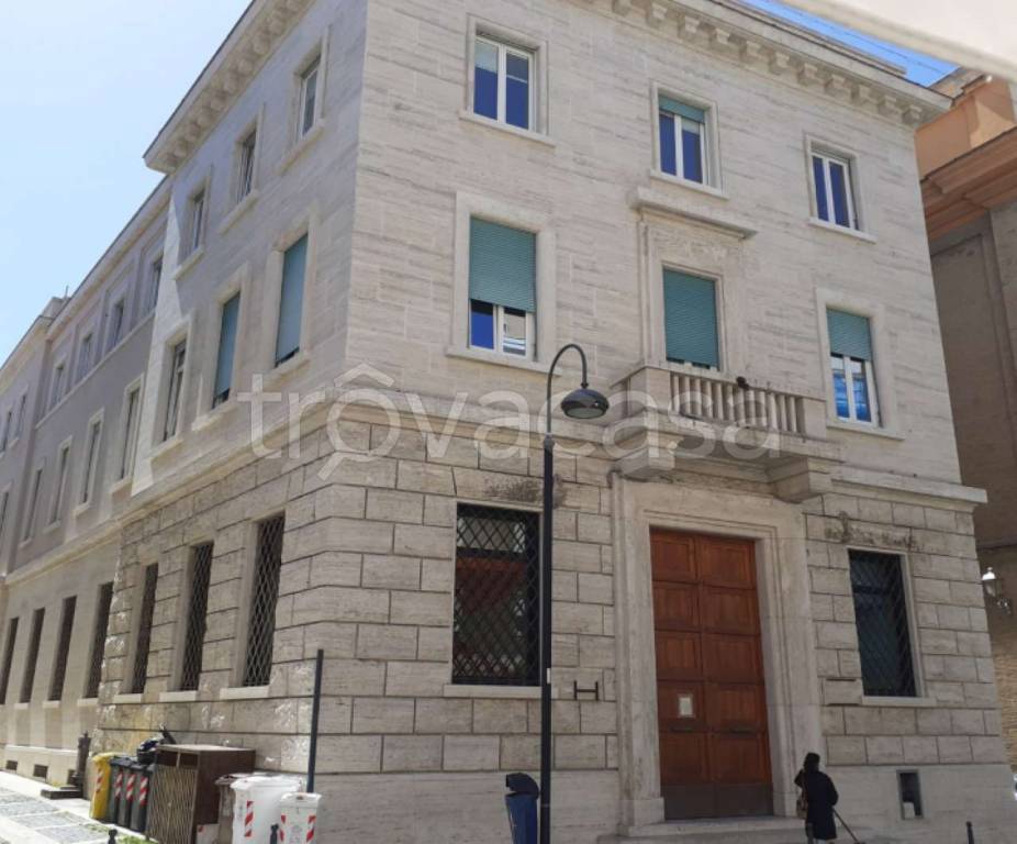 negozio in vendita a Civitavecchia