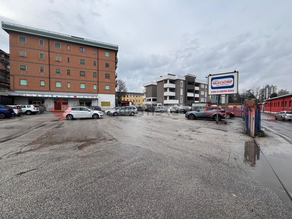 locale commerciale in vendita a Colleferro