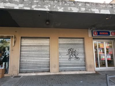 locale commerciale in vendita a Colleferro
