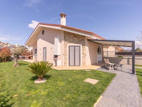 casa indipendente in vendita a Colonna