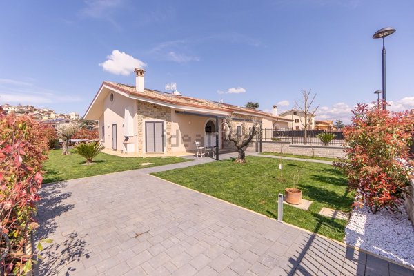 casa indipendente in vendita a Colonna