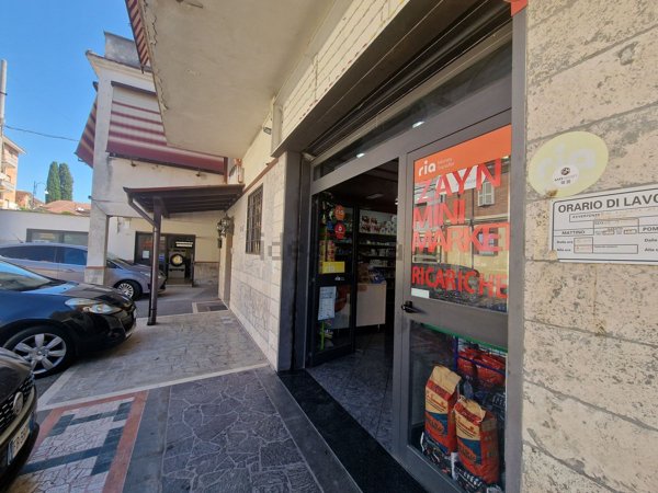 locale commerciale in vendita a Fiano Romano