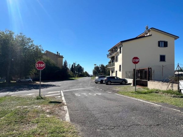 locale commerciale in vendita a Fiano Romano