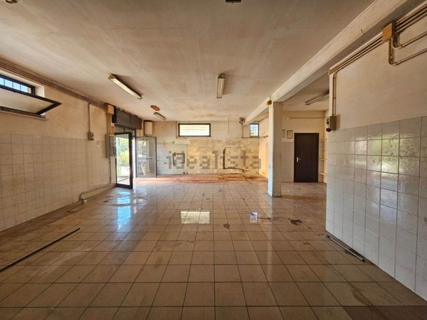 locale commerciale in vendita a Fiano Romano