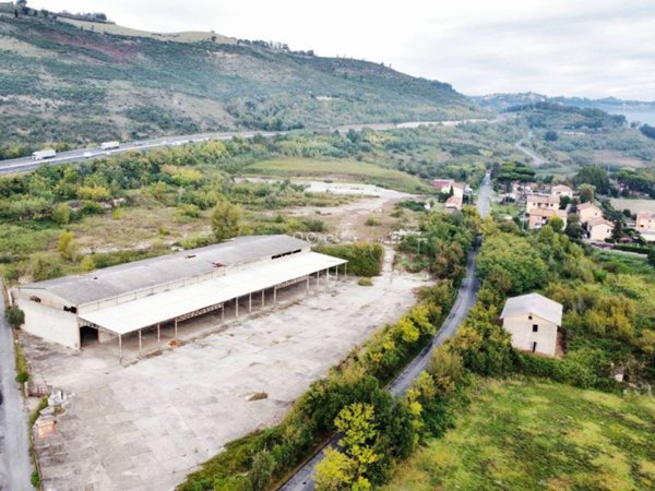 locale commerciale in vendita a Fiano Romano