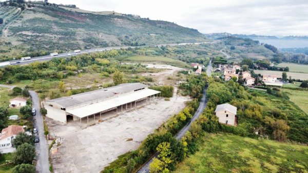 locale commerciale in vendita a Fiano Romano