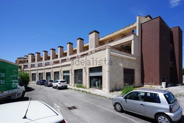 locale commerciale in vendita a Fiano Romano