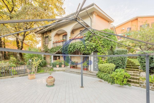 casa indipendente in vendita a Formello in zona Le Rughe