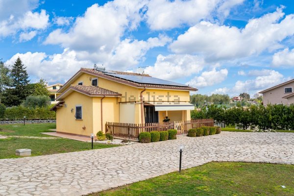 casa indipendente in vendita a Formello