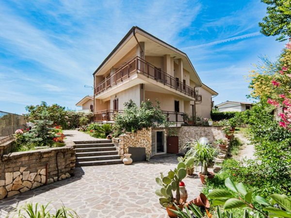 casa indipendente in vendita a Formello